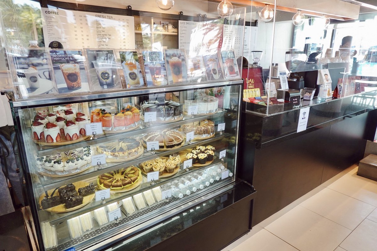M_BeyondTH's tweet photo. บรรยากาศร้านดีมาก เป็นที่พักผ่อนหย่อนใจของชาวบางแสนและนักท่องเที่ยว ร้านมี 2 ชั้น ที่นั่งรองรับเพียบ
อะไรจะดีไปกว่าการได้นั่งรับลมทะ��ล จิบกาแฟสบายๆ ชิมเค้กอร่อยๆ ร้านนี้ขึ้นชื่อเรื่องวิวด้วยนะ วิวดีทั้งทะเล ทั้งคนมาใช้บริการเลยค่าา😝
ใครผ่านไปบางแสนก็��ย่าลืมแวะไปนะ ติดใจแน่นอน 🌴 https://t.co/FDJlufw5zh