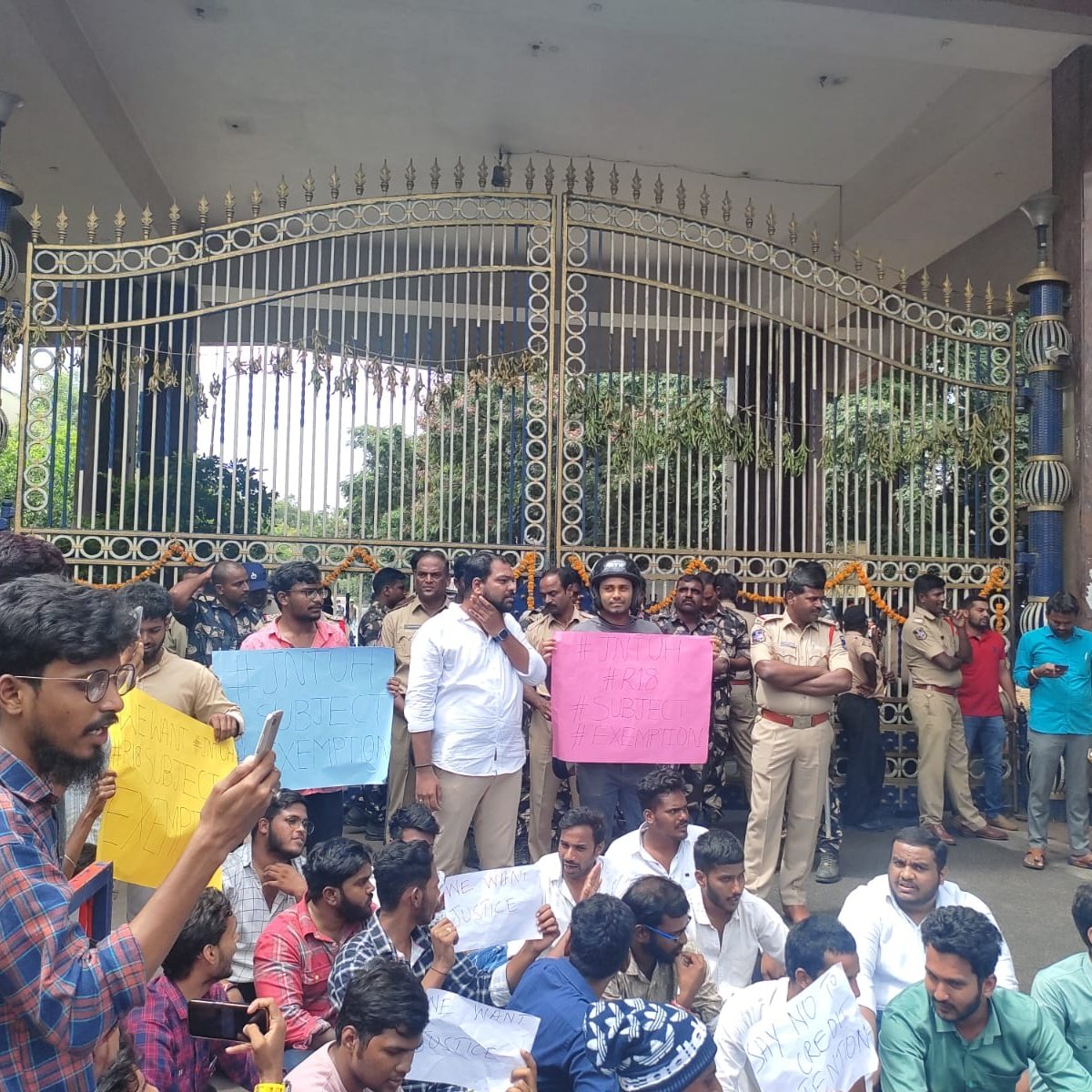 Broo9999999999's tweet photo. The R18 batch of students has been asking the university for subject exemption, a policy which was in effect till the last batch of students earned their degrees.
#jntuhsubjectexemption
#8Credits
#justice4R18
@DrTamilisaiGuv @jntuhofficial @KTRTRS @jntu_hyderabad @SabithaindraTRS https://t.co/H78Cr8TuO5