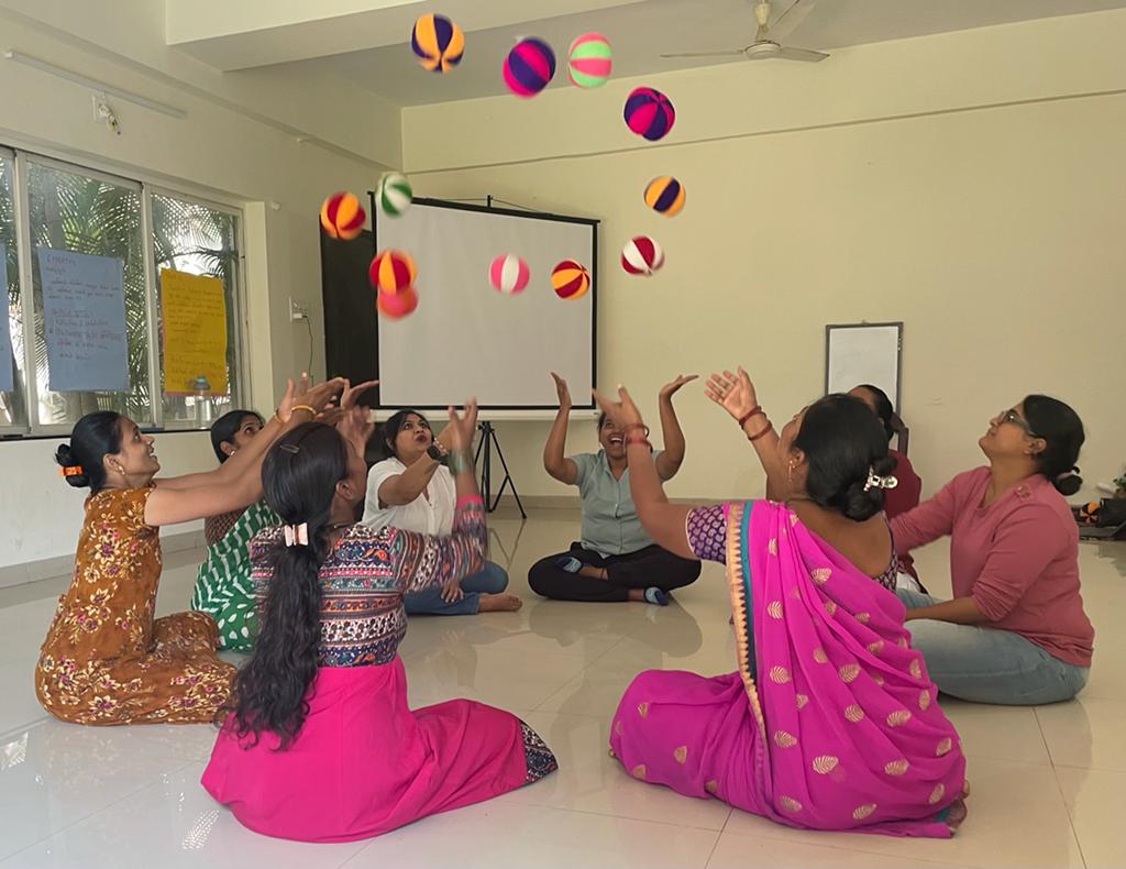 baputrust's tweet image. Bapu training on the Inclusion model of psychosocial support. With SNEH in Pune. Using Arts based supports.  #zerocall2023