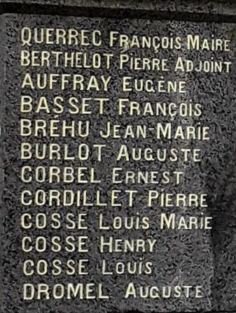 MasterDef_R2's tweet photo. Mais il y des monuments qui ne respectent pas ces principes, en mettant en avant telle ou telle personne. Parfois pour des raisons évidentes, comme à #Lantic dans les @cotesdarmor22 : les deux premiers noms sont ceux du maire et de son adjoint, tués pendant la guerre. https://t.co/ZnqeyPS1gp