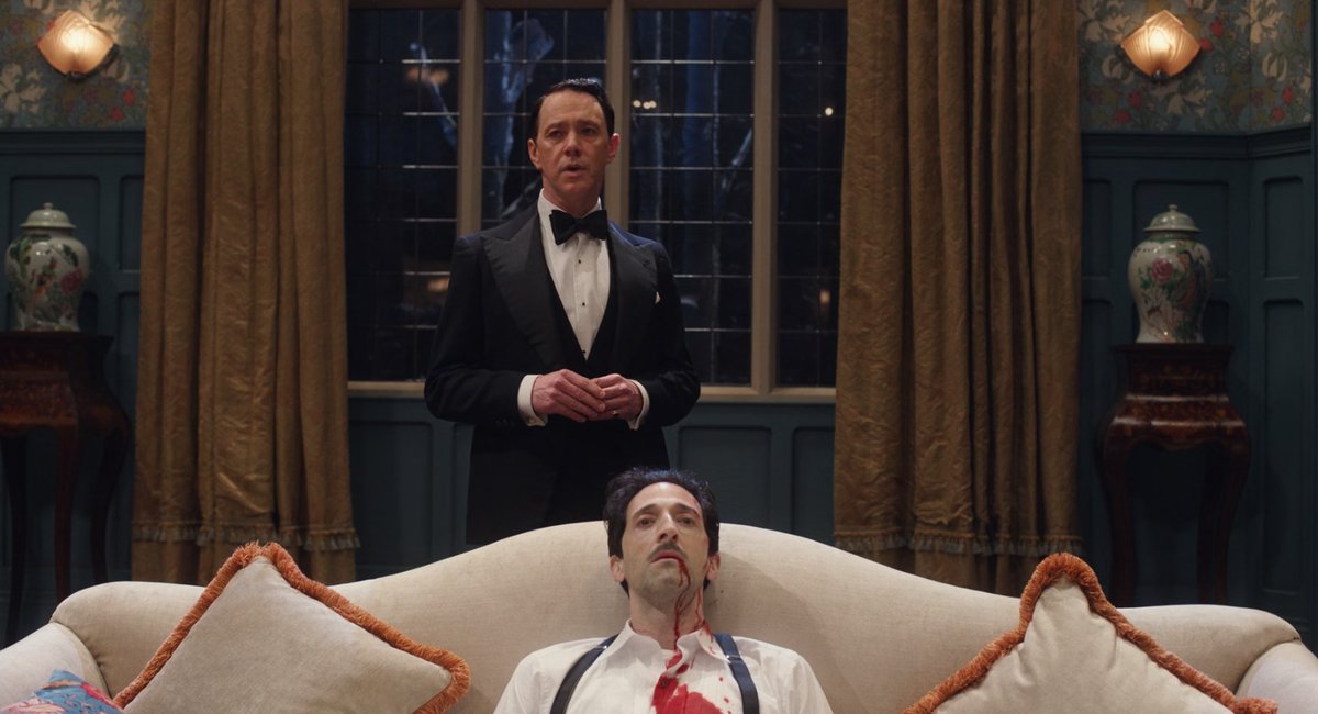 AddPalm's tweet image. #SeeHowTheyRun เมื่อผกก.หนังถูกฆ่าตายในโรงละครเวที เป็นหน้าที่ของยอดนักสืบและสารวัตรสาวที่ไขคดีหาคนร้ายกับหนัง whodunit สไตล์ wes anderson ที่สนุกสนานเฮฮามากๆ ตลกไม่มากแต่เดาคนร้ายยากมากด้วยพาร์ทสืบสวนที่แข็งแรง สับขาหลอกเก่ง saoirse ronan น่ารักมาก ตลกมาก ขโมยซีนมากแม่!