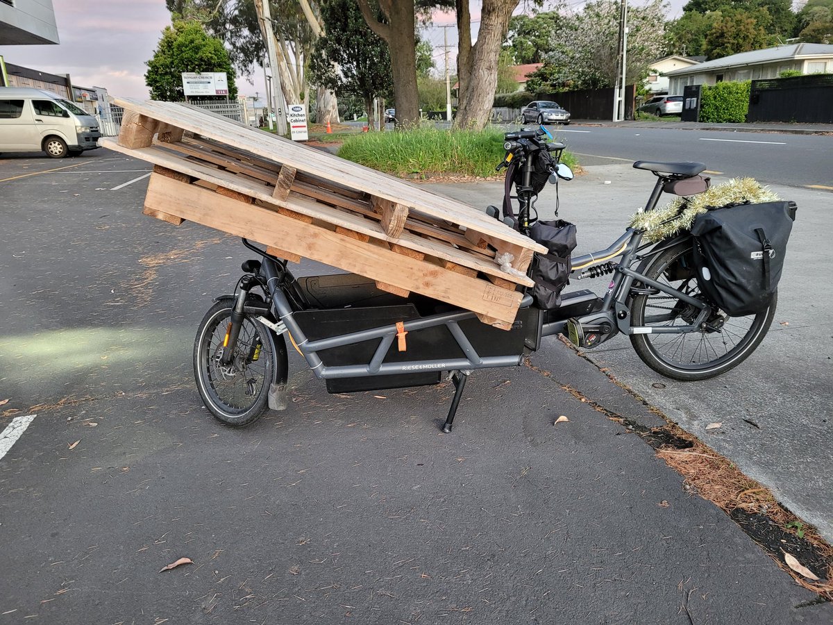 So can't remeber if I'd said, but I've started making pallet wood furniture for our whare, a little bit to learn but more for fun, practical needs and well..its free wood! But tonight it turns out it's a great way to get cars passing with caution! #quaxing #AklBikeLife