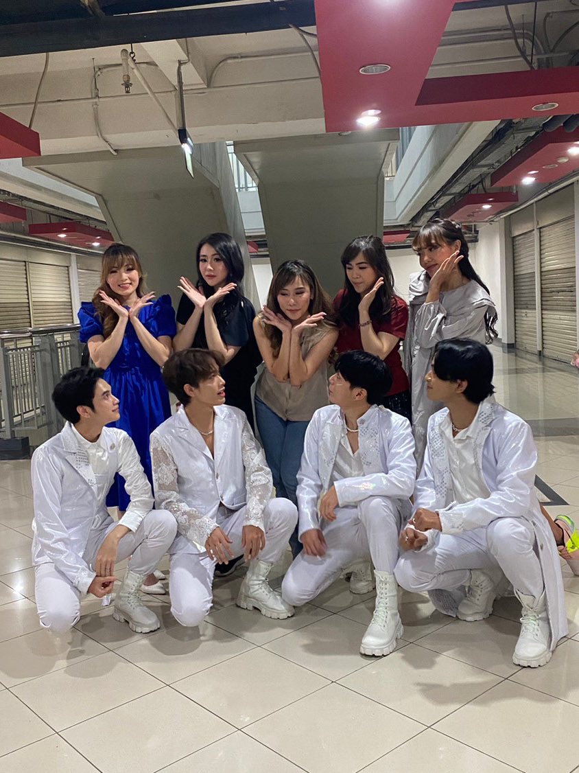 inspire__ofc's tweet photo. Inspire X Cherrybelle on KIDCC 2022
seneng banget bisa ketemu mereka~🤍✨✨
#InspireGoHigher #Cherrybelle #Inspire #Inapop #indonesianboygroup #inspireboygroup https://t.co/Oi5TsQVQBa