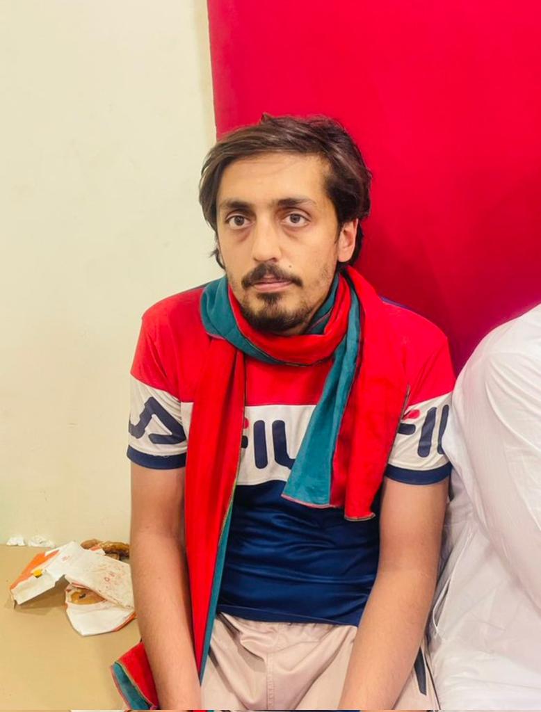 Tajwrites213's tweet photo. #قوم_کا_ہیرو
#عمران_خان_ہماری_ریڈ_لائن #Firing  #حقیقی_آزادی_مارچ  #قاتل_ن_لیگ https://t.co/cfPxJema76
