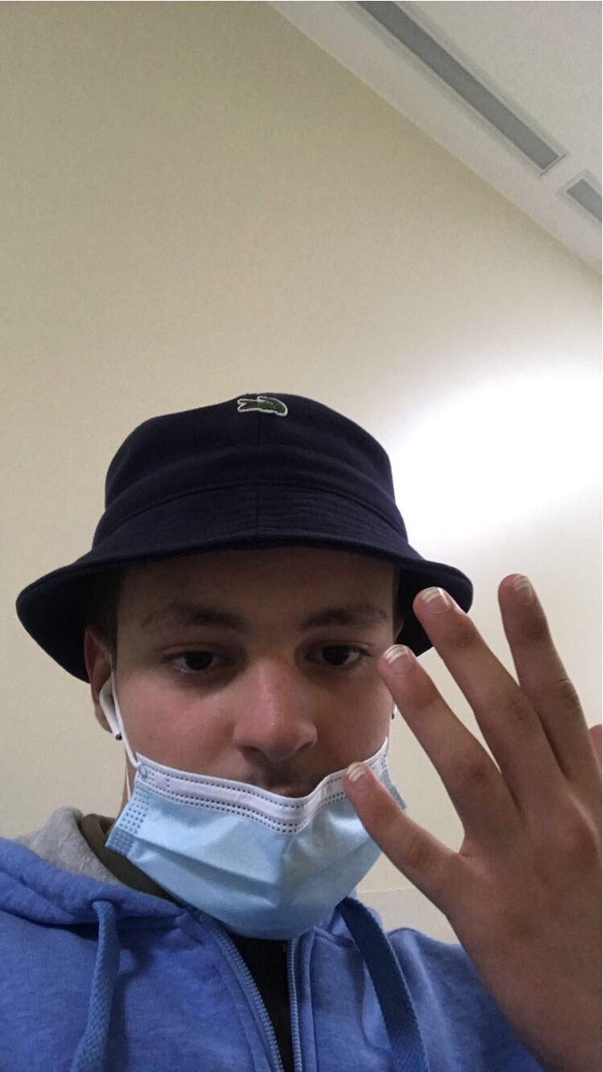 LeVraiMoha's tweet photo. Pendant mon traitement j’avais un effet secondaire je l’appelais l’effet «spotify » psq regardez juste mes ongles https://t.co/DoTDG8FrWw