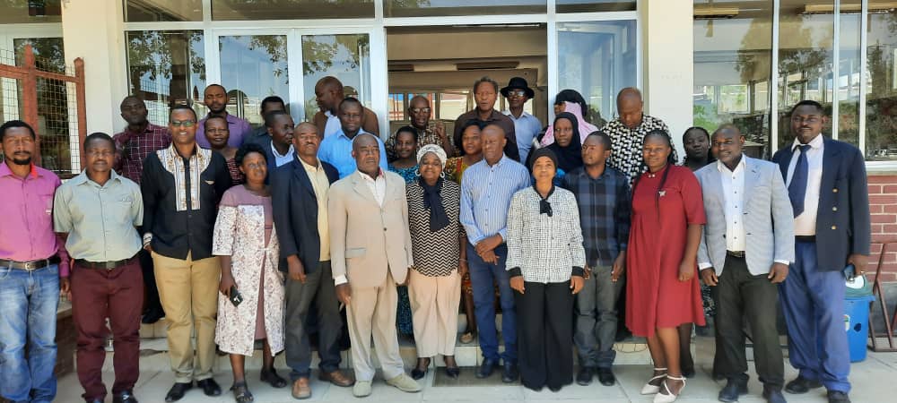 BrightMedia15's tweet photo. Wafanyakazi wa TARI Makutupora na TARI Hombolo wakiwa kwenye mkutano wa mapitio ya ndani ya kazi za vituo vyao (IPR meeting) unaofanyika katika ukumbi wa Maktaba ya mkoa wa Dodoma. Mkutano huo ulioanza leo tarehe 3 Novemba, 2022 mpaka 4 Novemba, 2022 @SuluhuSamia @HusseinBashe https://t.co/qn8R7PIYMf