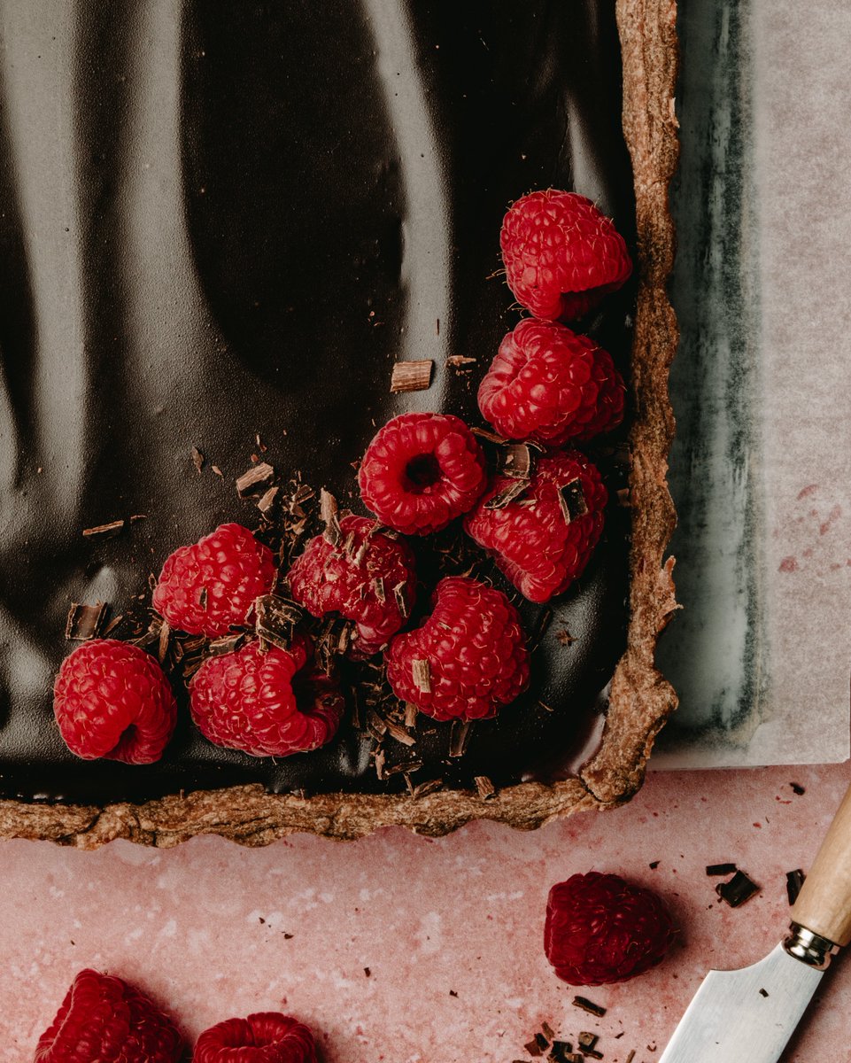 cshmere_cktails's tweet image. Dark chocolate and raspberries make a gorgeous couple, don&apos;t they? 😍 
cashmereandcocktails.com/2022/02/08/dar…
#raspberrychocolate #darkchocolatelover #darkchocolateganache #darkchocolateraspberry #darkchocolatetart #chocolatetart #chocolatetarts #chocolatetarte