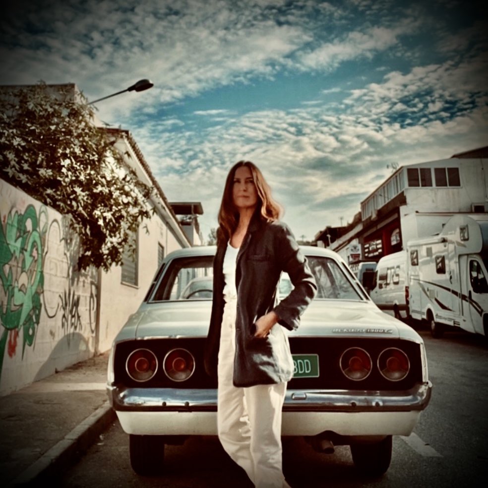 Hora del café ☕️ 

#opelrecord1900l 

Mozo: “Este café huele muy bien”. 
Walter Slezak detective: “Es curioso, el café nunca sabe tan bien como huele. Cuando envejezca verá que la vida es como el café, el aroma es mejor que la realidad.