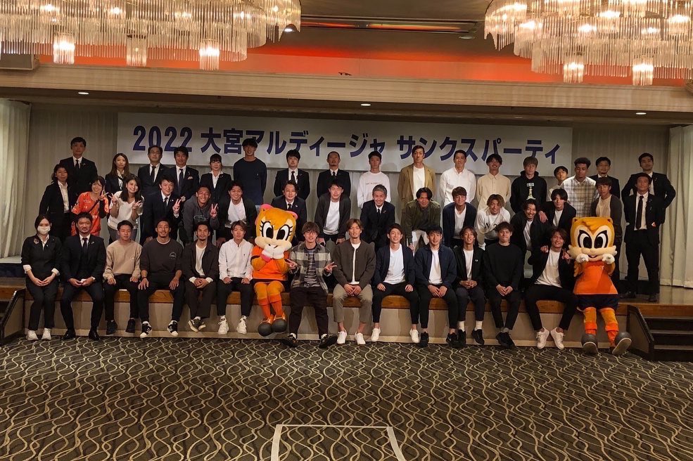 中野 誠也 Seiya Nakano 22大宮アルディージャサンクスパーティ 今年もたくさん支えていただきありがとうございました 試合ではなかなか撮れないのでアルディとミーヤに写真撮ってもらっちゃった Jリーグ 大宮アルディージャ Ardija