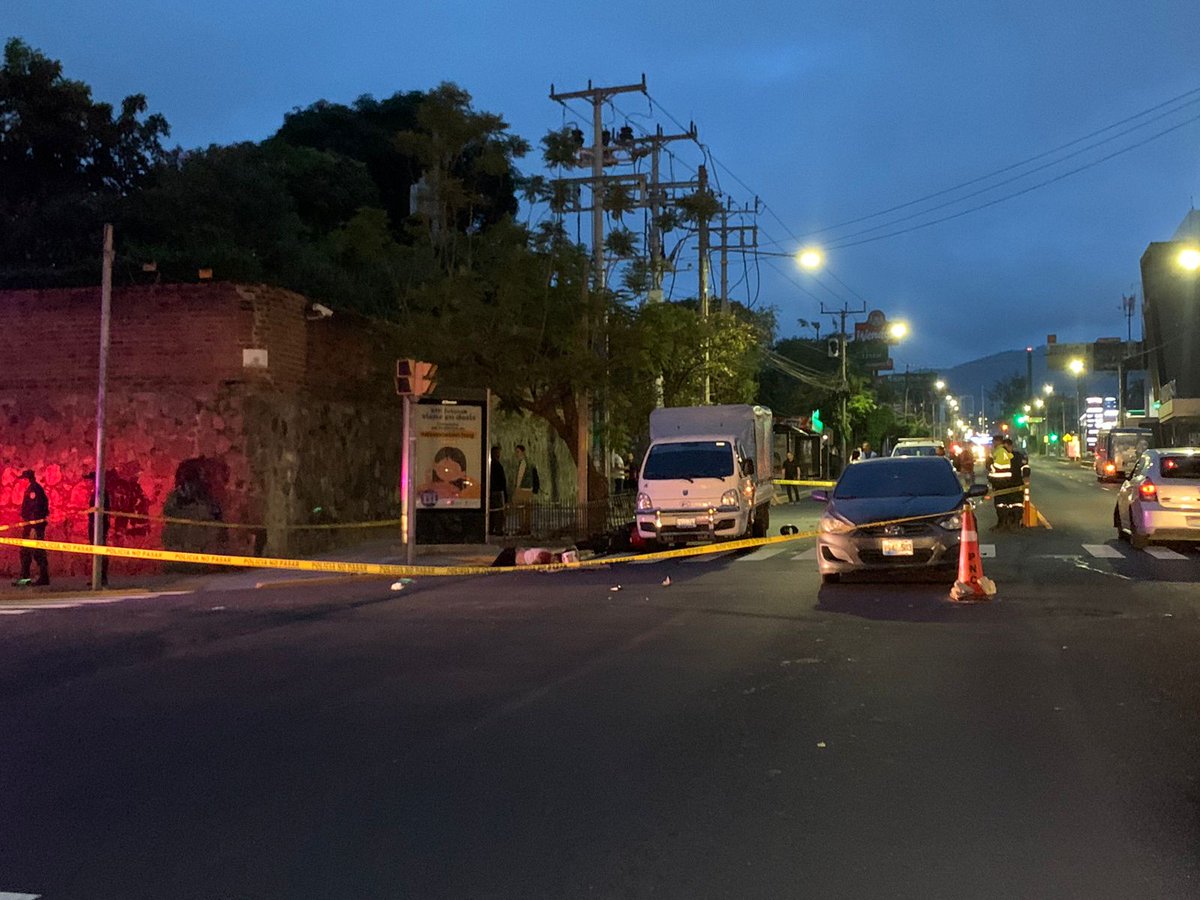 traficosv_'s tweet image. #TráficoSV | Un motociclista falleció esta madrugada sobre el Paseo General Escalón, luego de ir peleando vía con otro motociclista.

Vía: @javierponcetv