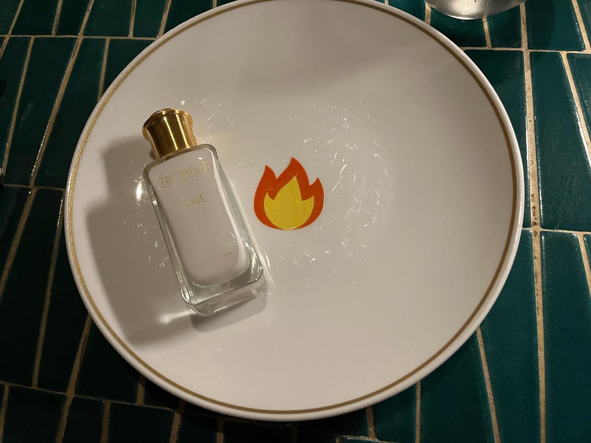 rosinaperfumery's tweet photo. Jéroboam 🤍
To pay tribute to those who UNUE (“FIRST” in Esperanto) launched Origino, Oriento, Vespero and the rest of the collection, this new extract designed once more by Vanina Muracciole, steps away from the original DNA of the brand
#unue #jeroboam #rosinaperfumery https://t.co/UvqGgQirtk