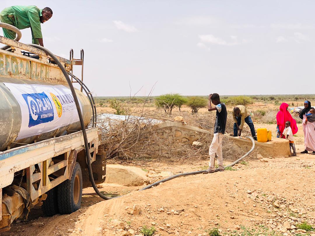 TaakuloSomali's tweet photo. Due to current severe water shortages that left communities in a dire situation. Emergency water trucking is underway to Shimaale village in the #Oodwayne as part of the response to the drought crisis in Somaliland project. #Kudos to @PlanSomaliland @PlanDanmark @PlanIreland https://t.co/Jei8XoN0GA