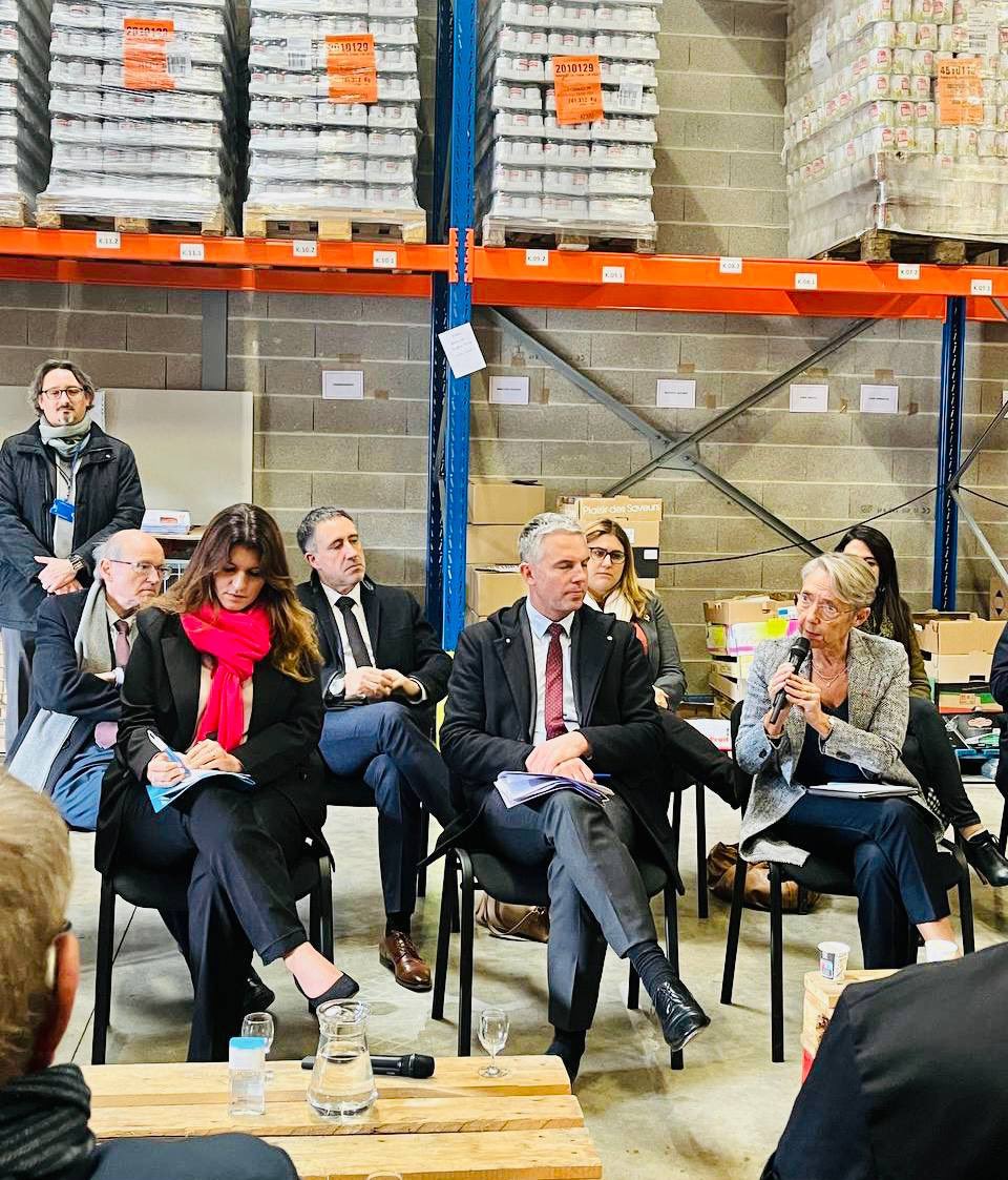 MarleneSchiappa's tweet image. Pour permettre aux plus précaires de nourrir leur famille, les Banques alimentaires se mobilisent grâce aux bénévoles et aux associations partenaires. À Reims avec la PM @Elisabeth_Borne et @JCCOMBE pour le lancement d’un fonds de 60M€ en faveur de ces initiatives locales !