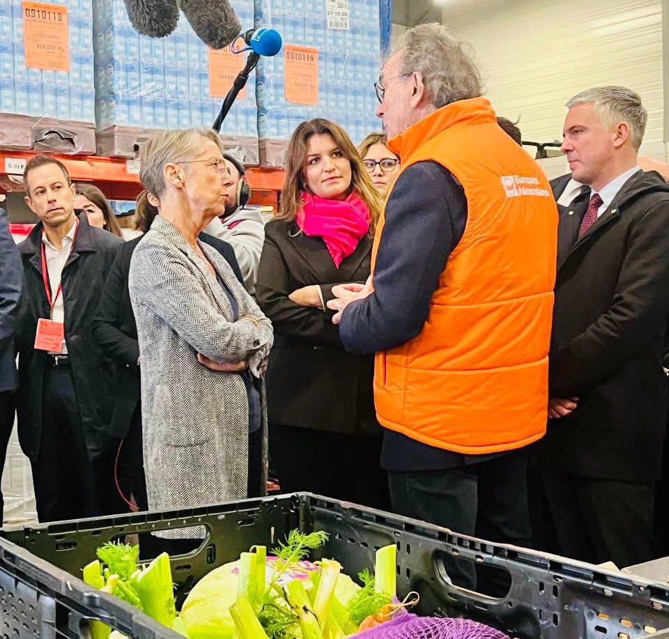 MarleneSchiappa's tweet image. Pour permettre aux plus précaires de nourrir leur famille, les Banques alimentaires se mobilisent grâce aux bénévoles et aux associations partenaires. À Reims avec la PM @Elisabeth_Borne et @JCCOMBE pour le lancement d’un fonds de 60M€ en faveur de ces initiatives locales !