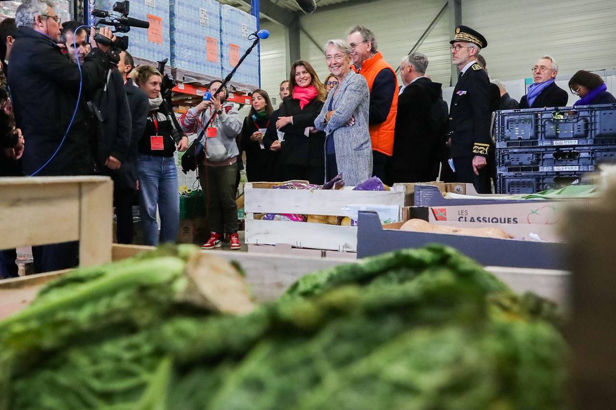 MarleneSchiappa's tweet image. Pour permettre aux plus précaires de nourrir leur famille, les Banques alimentaires se mobilisent grâce aux bénévoles et aux associations partenaires. À Reims avec la PM @Elisabeth_Borne et @JCCOMBE pour le lancement d’un fonds de 60M€ en faveur de ces initiatives locales !
