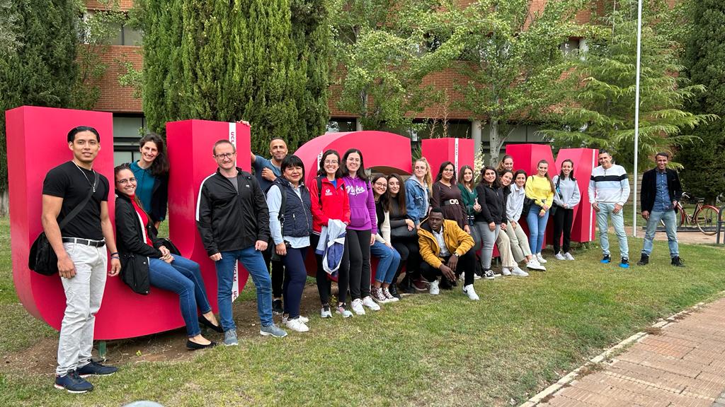 EnterCulturas's tweet photo. En esta convivencia, se han mostrado las historias de vida de los diferentes participantes y las diferentes influencias culturales de los mismos.
Ha sido una actividad muy emotiva para todos los participantes que ha permitido realizar una mirada intercultural a través del arte. https://t.co/4iyLRl8Rxt