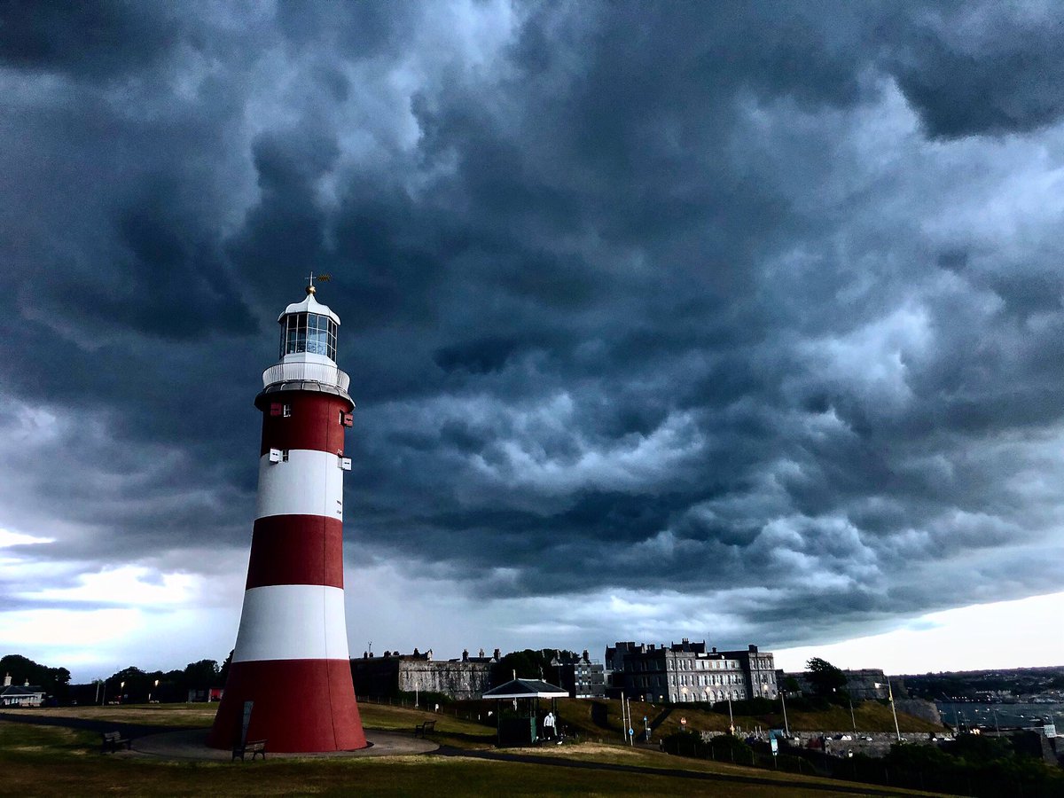 One of my favourite pictures of Smeaton’s Tower - I did get absolutely drenched just after after taking this but it was worth it! 💙

#stormyweather #skypainters 
#stunningview #naturecaptures 
#lighthouse_lovers #lighthouse 
#rainclouds #lifebythesea 
#soulful_moments #devonlife