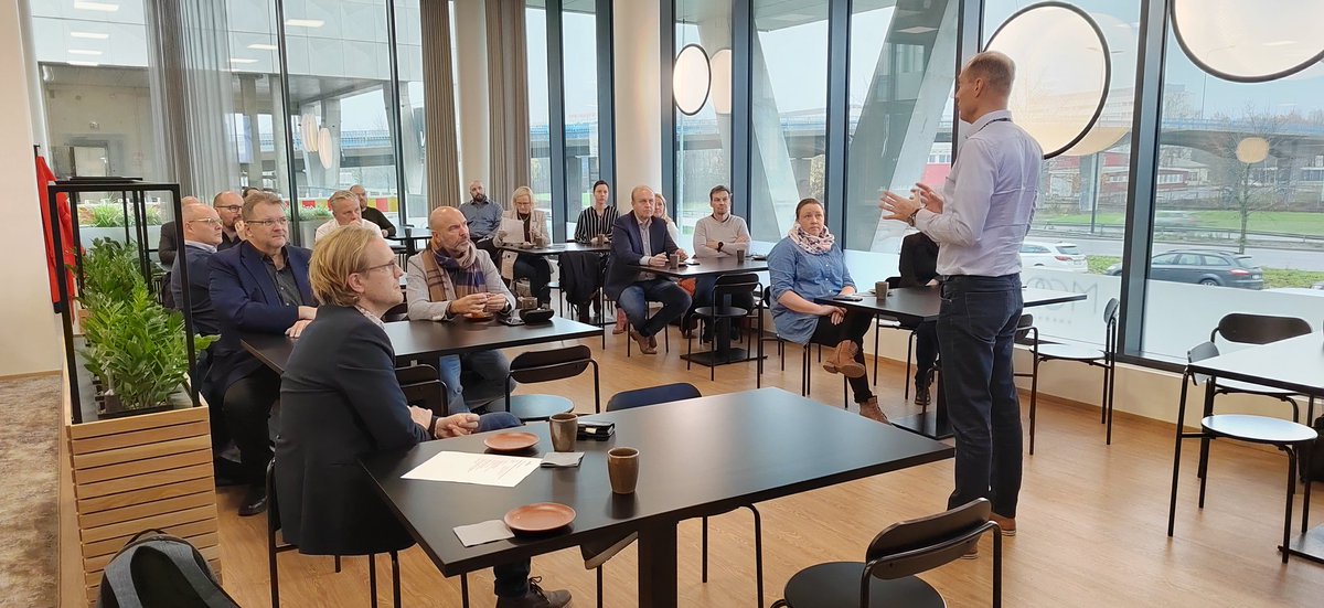 kaisaleiwo's tweet photo. Kiinteistö- ja rakennusalan valiokunnan kokous @TurkuEnergia uusissa upeissa toimitiloissa. @SaloHarri toivottaa tervetulleeksi ja kertoo päivän polttavia energiamarkkinoiden kuulumisia. @kauppakamaritku https://t.co/8BO5qLVRaj