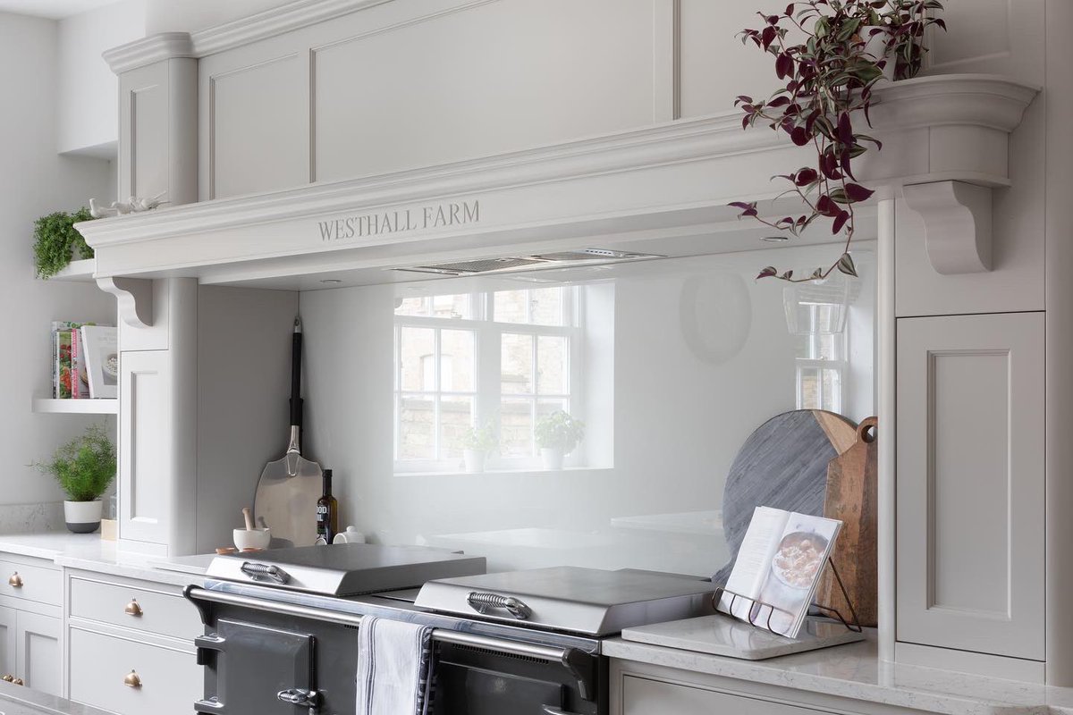 krantzdesigns's tweet photo. A furniture mantle not only looks beautiful in a traditional, country style kitchen, but is the best way to conceal your extraction, making it functional and discreet. 

Who else loves the country feel of this kitchen? 🌟

#Kitchen #Bespoke #Interior #Design #KrantzDesigns https://t.co/CyZFCIHWy6