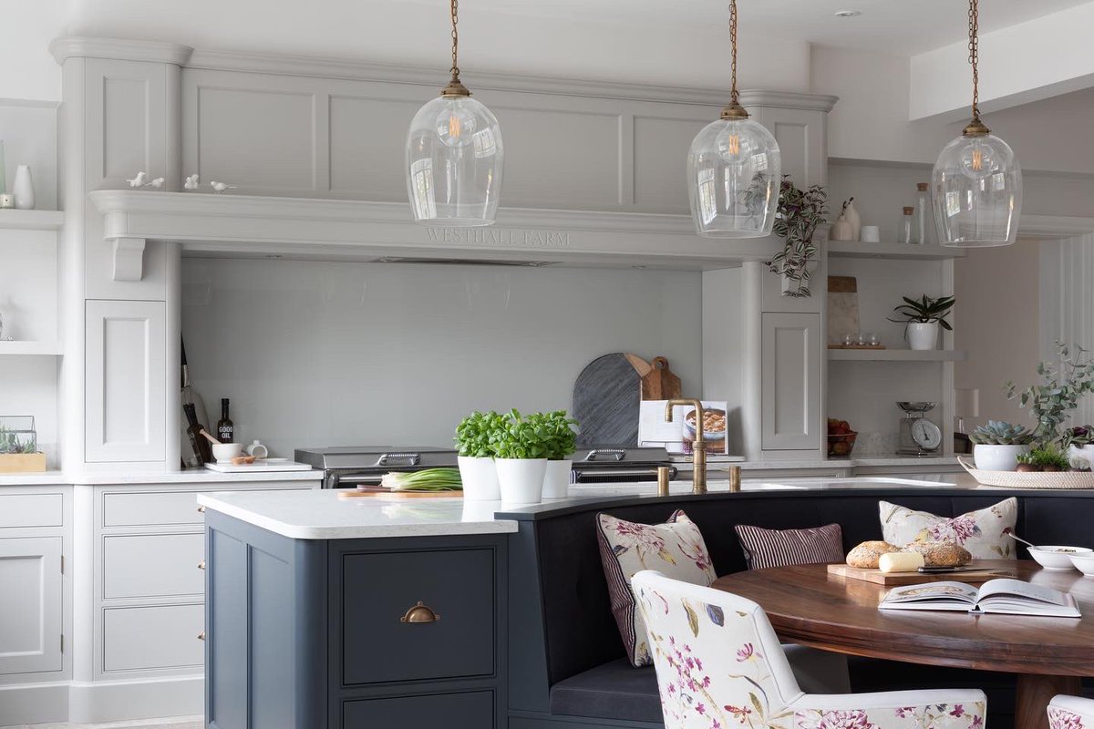 krantzdesigns's tweet photo. A furniture mantle not only looks beautiful in a traditional, country style kitchen, but is the best way to conceal your extraction, making it functional and discreet. 

Who else loves the country feel of this kitchen? 🌟

#Kitchen #Bespoke #Interior #Design #KrantzDesigns https://t.co/CyZFCIHWy6