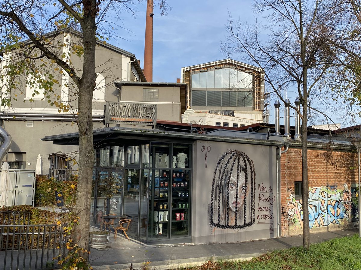 maisel_friends's tweet photo. Ein Bild, viel zu erzรคhlen: #Hera von #Heracut hat sich mal wieder verewig und das an der Fassade der #CrazySheep KaffeeManufaktur. Da war auch das รถffentlich rechtliche Fernsehen da. Die fast fertig Glasfassade zeigt unser neues #Office mit fetten Blick nach โDowntownโ #Bayreuth https://t.co/QsxmRyeu1a