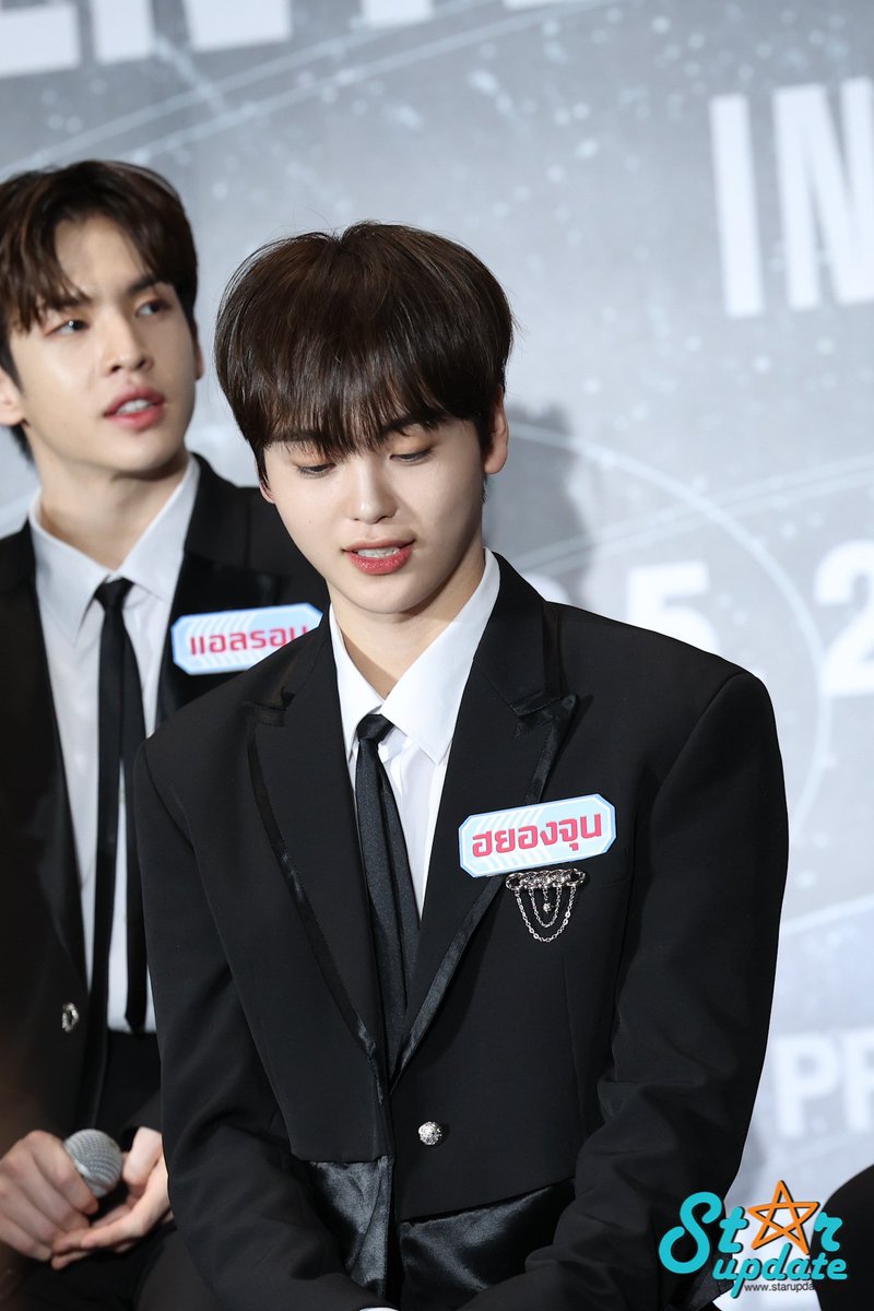 webstarupdate's tweet photo. #ฮยองจุน ในงานแถลงข่าว  2022 CRAVITY THE 1st FAN-CON 'CENTER OF GRAVITY' IN BANGKOK

#CRAVITYFANCONinBKK 
#CRAVITY #คราวิตี้ #크래비티 
#WelcomeCRAVITYtoThailand
#StarUpdate https://t.co/GH2Tu1SUuZ