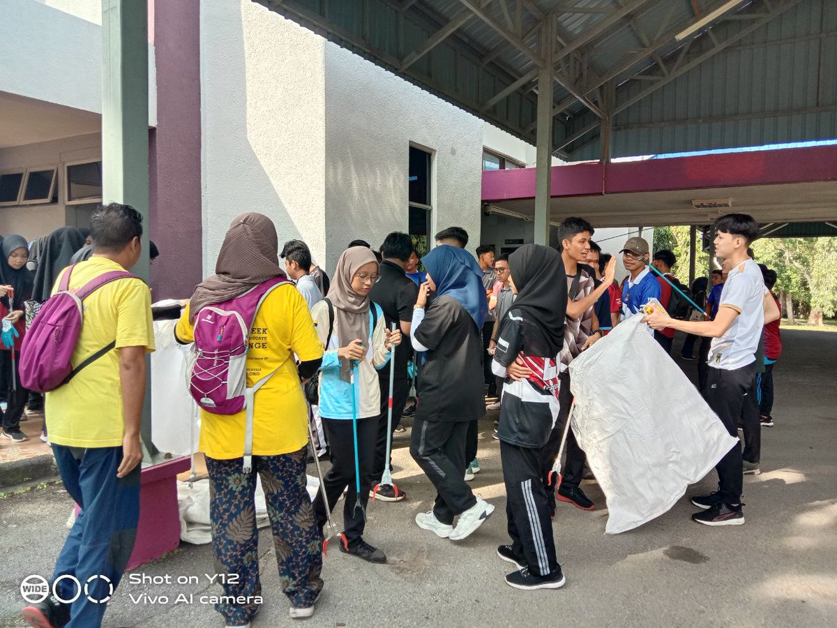TrashHeroPerlis's tweet photo. Kali ini THPerlis telah ber-KUDAH bersama mahasiswa UiTM Cawangan Perlis🥳Pada 3/11/2022, pihak Trash Hero bersama 100 mahasiswa UiTM telah mengutip sampah sambil beriadah di kawasan sekitar Dewan Seri Semarak. Kami berjaya mengutip 21.7kg sampah!!! https://t.co/8zZCW0Wedb