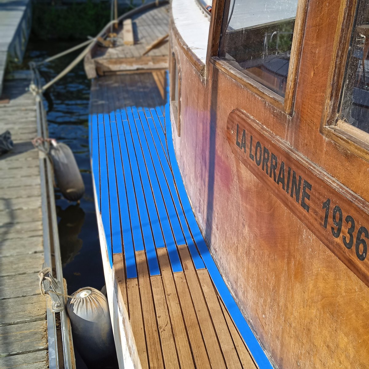 directeck's tweet photo. Réfection du pont de "La Lorraine" datant de 1936 par Vieilles Coques et Vieux Gréements avec nos lattes de pont en teck et les produits de collage et calfatage de la marque Teakdecking Systems 🚢
👉Visitez leur page Facebook pour en savoir plus ! 
#bateau #refection #teck #teak https://t.co/Id6ttiPrvD