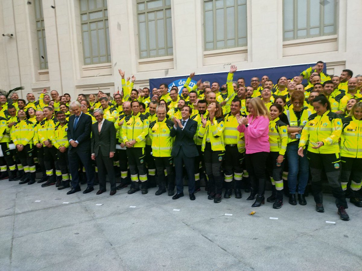 SAMUR_PC's tweet photo. Hoy en la sede del Ayto. De @MADRID se ha celebrado el acto de entrega de nombramientos de los 118 técnicos auxiliares de transporte sanitario, que tras superar un duro proceso selectivo han alcanzado la condición de funcionarios de carrera. https://t.co/ZZThU9tYNv