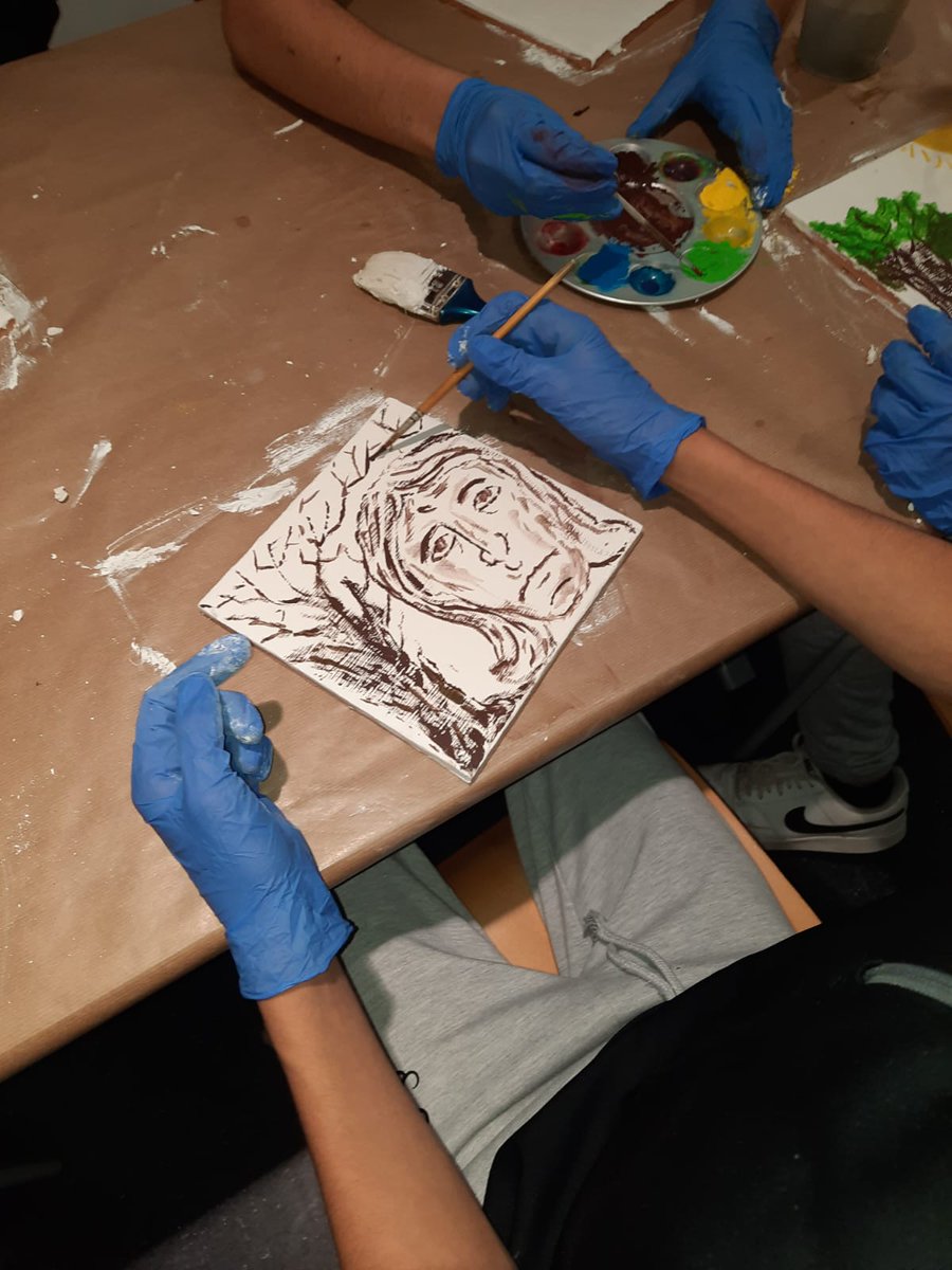 Avui uns grups de #2nESO visitem el monestir Món Sant Benet per endinsar-nos en el món medieval a través de dos tallers de pintura al fresc i de pa. <a href="/MonStBenet/">Món Sant Benet</a>