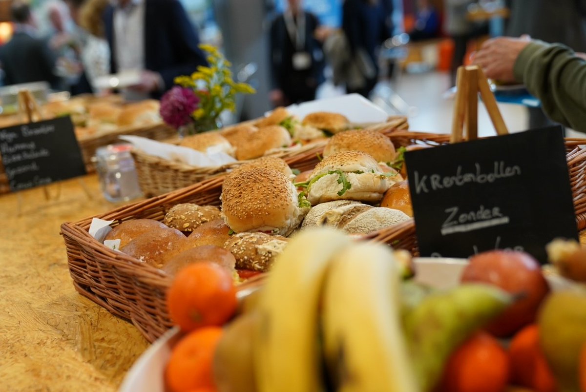 DGcongres's tweet photo. De eerste workshopronde is afgelopen en de bezoekers genieten van een welverdiende lunch. Tijdens de lunch weer volop gelegenheid om te netwerken. We gaan straks verder met keynote Faas Moonen. #dgc #dgcongres #klimaatneutraalin2030 #hetkanwel https://t.co/kz6FPWSFb3