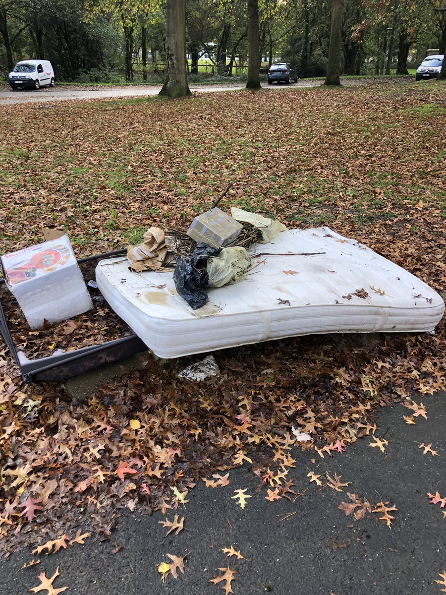 l_barbo's tweet photo. @mairiedeNantes parking de la piscine des Dervallieres ça fait 1 mois que c’est comme ça et 2 semaines que j’ai prévenu vos services ne m’appelez pas faites votre job ! https://t.co/pQiUvVV0Er