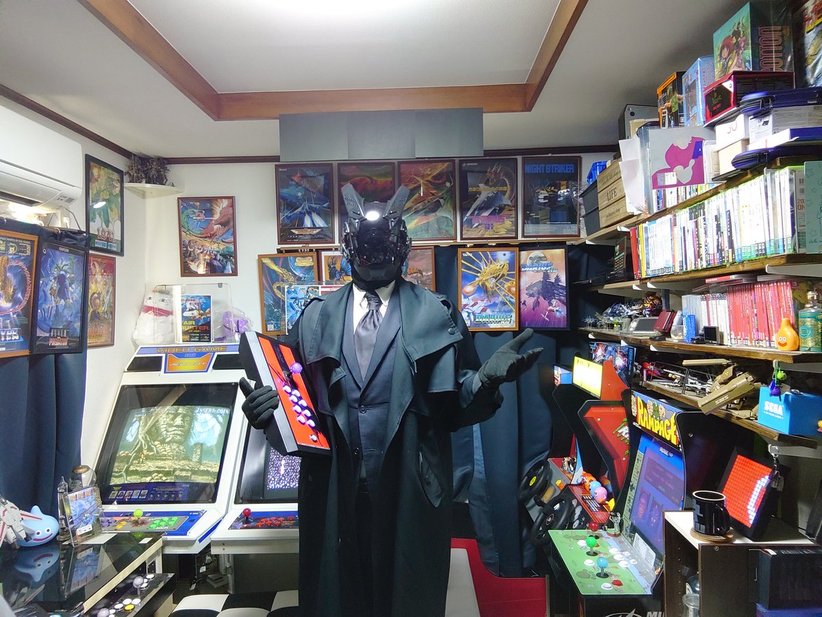 Waka778's tweet photo. やぁ、良く来たね歓迎するよ
ここには、ACゲーム～コンシューマーゲーム等々あるから
好きに遊んでくれたまえ
ん、腹が減ったって？
そこにある菓子は好きに食べていいぞ、軽食位なら私が作って出すが希望があるかね？
あーソコの酒も好きに飲めばいい、但し飲み過ぎ無いようになっ！ https://t.co/bfNfaUr74b