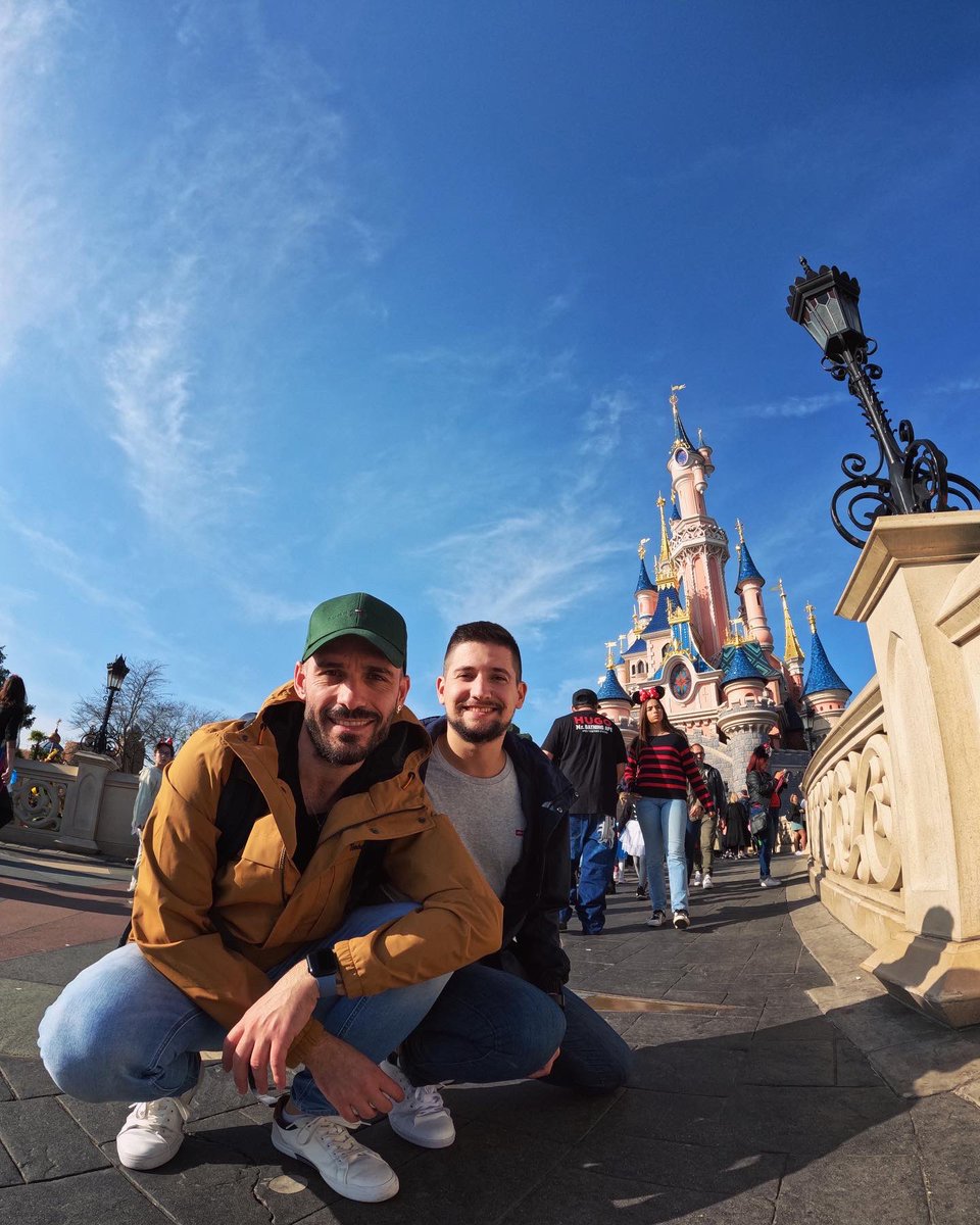 lucaackles's tweet photo. Quando hai la gioia nel cuor, tu ti senti sollevar…
E se il mondo coi suoi guai alle spalle lascerai, le nubi puoi guardar 
Puoi volar, puoi volar, puoi volar […]

Grazie 💛✨ 

#loveislove #DisneylandParis https://t.co/gwvzpkMygo