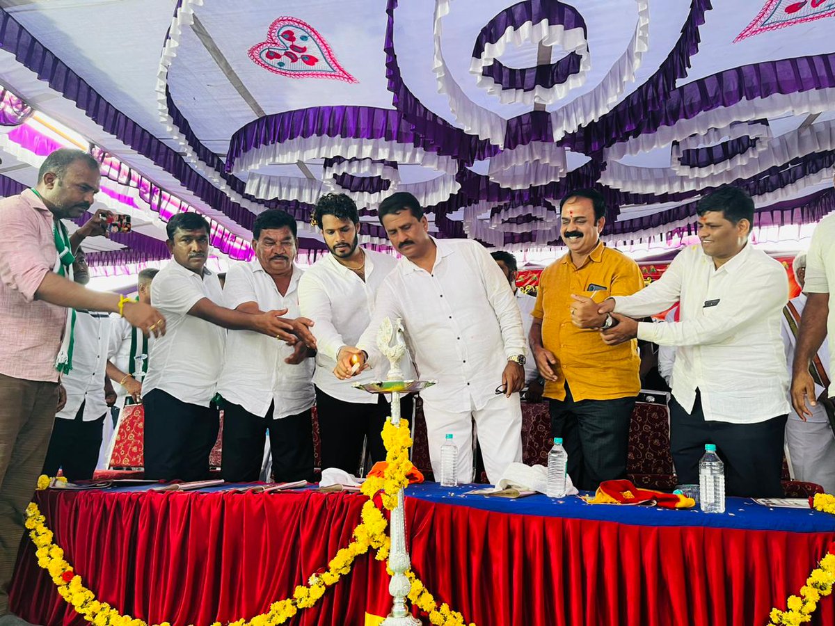 Nikhil_Kumar_k's tweet image. ಮಂಡ್ಯ ಜಿಲ್ಲೆ, ನಾಗಮಂಗಲ ತಾಲ್ಲೂಕಿನ ಕಸಬಾ ಹೋಬಳಿಯ ಕಲಗೆರೆ ಗ್ರಾಮದಲ್ಲಿ ಇಂದು ಶ್ರೀ ಆದಿಶಕ್ತಿ ಹುಲಿಕೇರಮ್ಮ ದೇವಿಯ ನೂತನ ಗೋಪುರ ಪ್ರತಿಷ್ಠ ಹಾಗೂ ನೂತನ ವಿಗ್ರಹ ಪ್ರತಿಷ್ಠಾಪನಾ ಮಹೋತ್ಸವದಲ್ಲಿ ಭಾಗವಹಿಸಿ ನಾಡಿನ ಜನರ ಒಳಿತಿಗಾಗಿ ಪ್ರಾರ್ಥಿಸಲಾಯಿತು.

ಈ ವೇಳೆ ಕಲಗೆರೆ ಹಾಗೂ ಅಕ್ಕಪಕ್ಕದ ಗ್ರಾಮಸ್ಥರು ಆತ್ಮೀಯವಾಗಿ ಸ್ವಾಗತಿಸಿದರು.
1/2