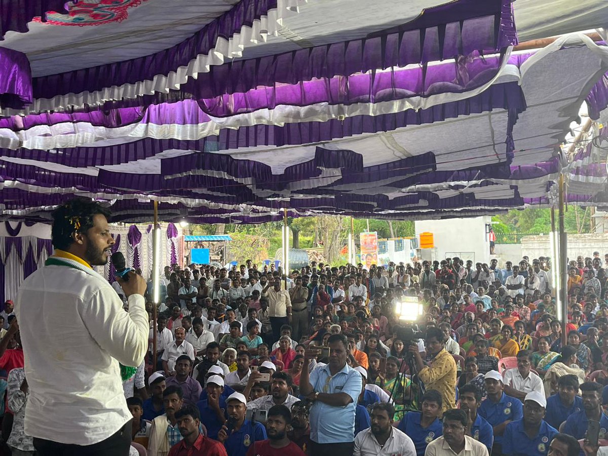 Nikhil_Kumar_k's tweet image. ಮಂಡ್ಯ ಜಿಲ್ಲೆ, ನಾಗಮಂಗಲ ತಾಲ್ಲೂಕಿನ ಕಸಬಾ ಹೋಬಳಿಯ ಕಲಗೆರೆ ಗ್ರಾಮದಲ್ಲಿ ಇಂದು ಶ್ರೀ ಆದಿಶಕ್ತಿ ಹುಲಿಕೇರಮ್ಮ ದೇವಿಯ ನೂತನ ಗೋಪುರ ಪ್ರತಿಷ್ಠ ಹಾಗೂ ನೂತನ ವಿಗ್ರಹ ಪ್ರತಿಷ್ಠಾಪನಾ ಮಹೋತ್ಸವದಲ್ಲಿ ಭಾಗವಹಿಸಿ ನಾಡಿನ ಜನರ ಒಳಿತಿಗಾಗಿ ಪ್ರಾರ್ಥಿಸಲಾಯಿತು.

ಈ ವೇಳೆ ಕಲಗೆರೆ ಹಾಗೂ ಅಕ್ಕಪಕ್ಕದ ಗ್ರಾಮಸ್ಥರು ಆತ್ಮೀಯವಾಗಿ ಸ್ವಾಗತಿಸಿದರು.
1/2