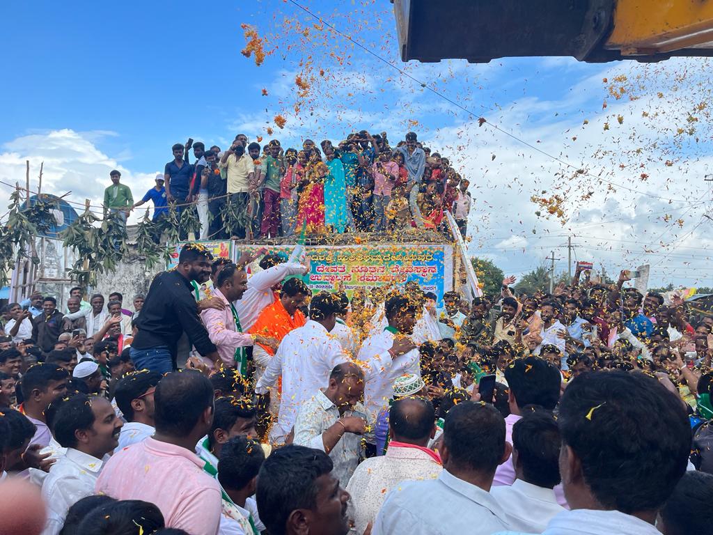 Nikhil_Kumar_k's tweet image. ಮಂಡ್ಯ ಜಿಲ್ಲೆ, ನಾಗಮಂಗಲ ತಾಲ್ಲೂಕಿನ ಕಸಬಾ ಹೋಬಳಿಯ ಕಲಗೆರೆ ಗ್ರಾಮದಲ್ಲಿ ಇಂದು ಶ್ರೀ ಆದಿಶಕ್ತಿ ಹುಲಿಕೇರಮ್ಮ ದೇವಿಯ ನೂತನ ಗೋಪುರ ಪ್ರತಿಷ್ಠ ಹಾಗೂ ನೂತನ ವಿಗ್ರಹ ಪ್ರತಿಷ್ಠಾಪನಾ ಮಹೋತ್ಸವದಲ್ಲಿ ಭಾಗವಹಿಸಿ ನಾಡಿನ ಜನರ ಒಳಿತಿಗಾಗಿ ಪ್ರಾರ್ಥಿಸಲಾಯಿತು.

ಈ ವೇಳೆ ಕಲಗೆರೆ ಹಾಗೂ ಅಕ್ಕಪಕ್ಕದ ಗ್ರಾಮಸ್ಥರು ಆತ್ಮೀಯವಾಗಿ ಸ್ವಾಗತಿಸಿದರು.
1/2