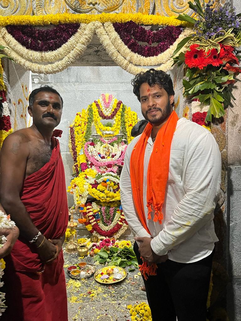 Nikhil_Kumar_k's tweet image. ಮಂಡ್ಯ ಜಿಲ್ಲೆ, ನಾಗಮಂಗಲ ತಾಲ್ಲೂಕಿನ ಕಸಬಾ ಹೋಬಳಿಯ ಕಲಗೆರೆ ಗ್ರಾಮದಲ್ಲಿ ಇಂದು ಶ್ರೀ ಆದಿಶಕ್ತಿ ಹುಲಿಕೇರಮ್ಮ ದೇವಿಯ ನೂತನ ಗೋಪುರ ಪ್ರತಿಷ್ಠ ಹಾಗೂ ನೂತನ ವಿಗ್ರಹ ಪ್ರತಿಷ್ಠಾಪನಾ ಮಹೋತ್ಸವದಲ್ಲಿ ಭಾಗವಹಿಸಿ ನಾಡಿನ ಜನರ ಒಳಿತಿಗಾಗಿ ಪ್ರಾರ್ಥಿಸಲಾಯಿತು.

ಈ ವೇಳೆ ಕಲಗೆರೆ ಹಾಗೂ ಅಕ್ಕಪಕ್ಕದ ಗ್ರಾಮಸ್ಥರು ಆತ್ಮೀಯವಾಗಿ ಸ್ವಾಗತಿಸಿದರು.
1/2