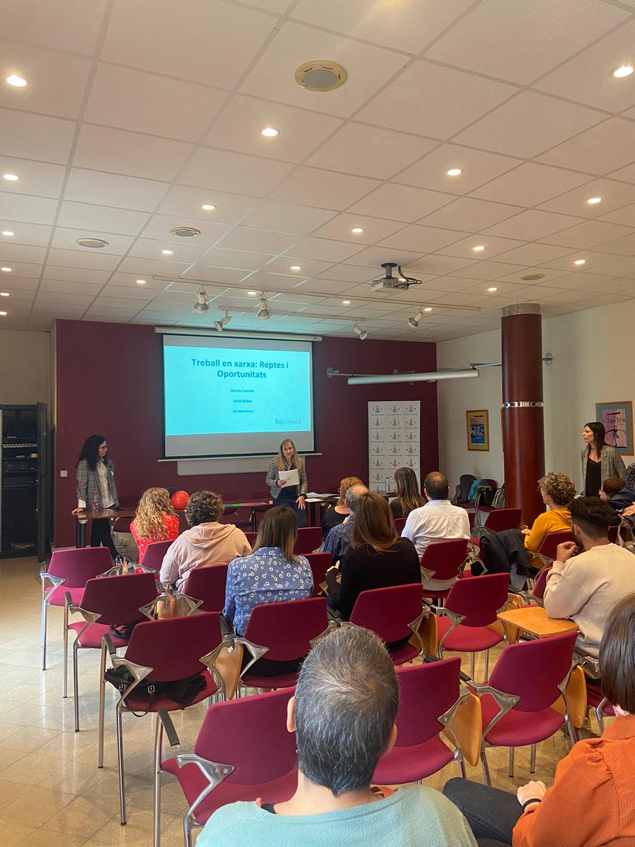 orientalleida's tweet photo. 🔍 Taller 3 🔍
📌Aquest programa té com a objectiu acompanyar a les persones amb risc d’exclusió social a l’hora de trobar feina.
👉🏻Mireia Castells
👉🏻Sílvia Bailac
👉🏻Iris Martínez
#orientalleida22 https://t.co/tuPsTbbd8w