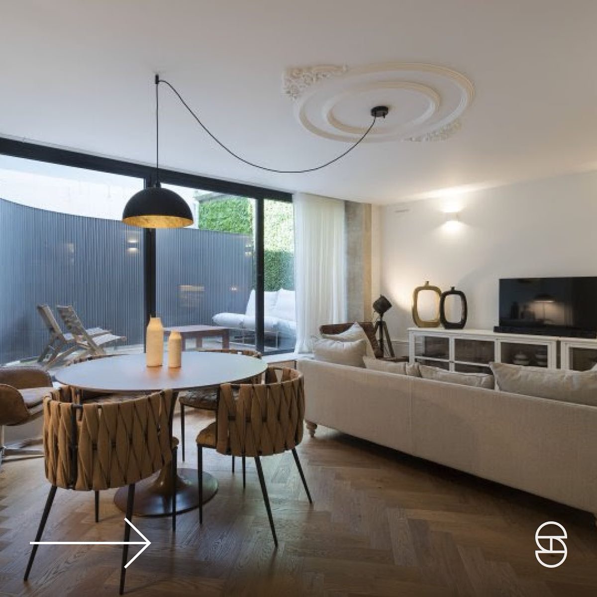 This beautiful 2 bedroom 2 bathroom apartment in Porto is available! 

With a fully equipped kitchen, washing machine, dishwasher, central heating and spacious terrace we fell in love &amp; know you will too😍
🔎bit.ly/3zGWPoG