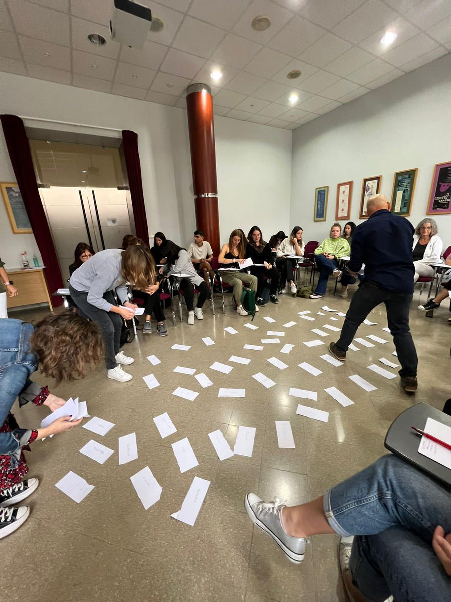 orientalleida's tweet photo. 🔍 Taller 4 🔍
📌 Hem parlat sobre l’autoconeixement i el benestar emocional. Com les emocions afecten directament i indirectament al nostre pensament i al nostre individu.
👉🏻Mireia Cabero Jounou
👉🏻Cesc Jové
👉🏻Natxo Pijuan
#orientalleida22 https://t.co/hhKLbH0A3h