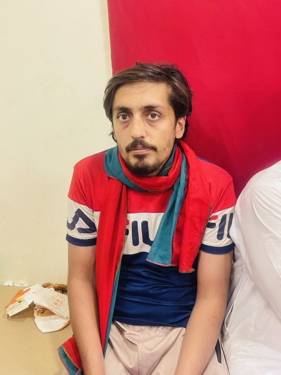 یہ وہ لڑکا ہے جس نے فائرنگ کرنے والے شخص کو روکنے کی کوشش کی۔