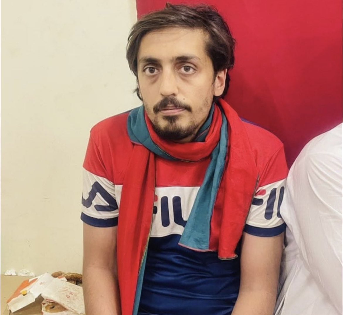 saltafa's tweet photo. Apparently this man grabbed the gunner and disarmed him after he started firing, he may have saved imran khans life with his bravery! https://t.co/95b11gck81