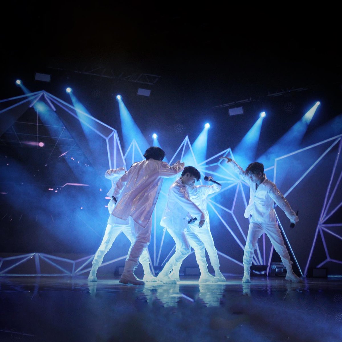 inspire__ofc's tweet photo. Inspire Performance at KIDCC 2022 FINAL
(cr: Mincha_is on ig)
#Inspiregohigher #inspireofficial #inspirejeremy #inspirebagas #inspiredinasty #inspireahsan #inspirefaiq https://t.co/3bQBM9SKuW
