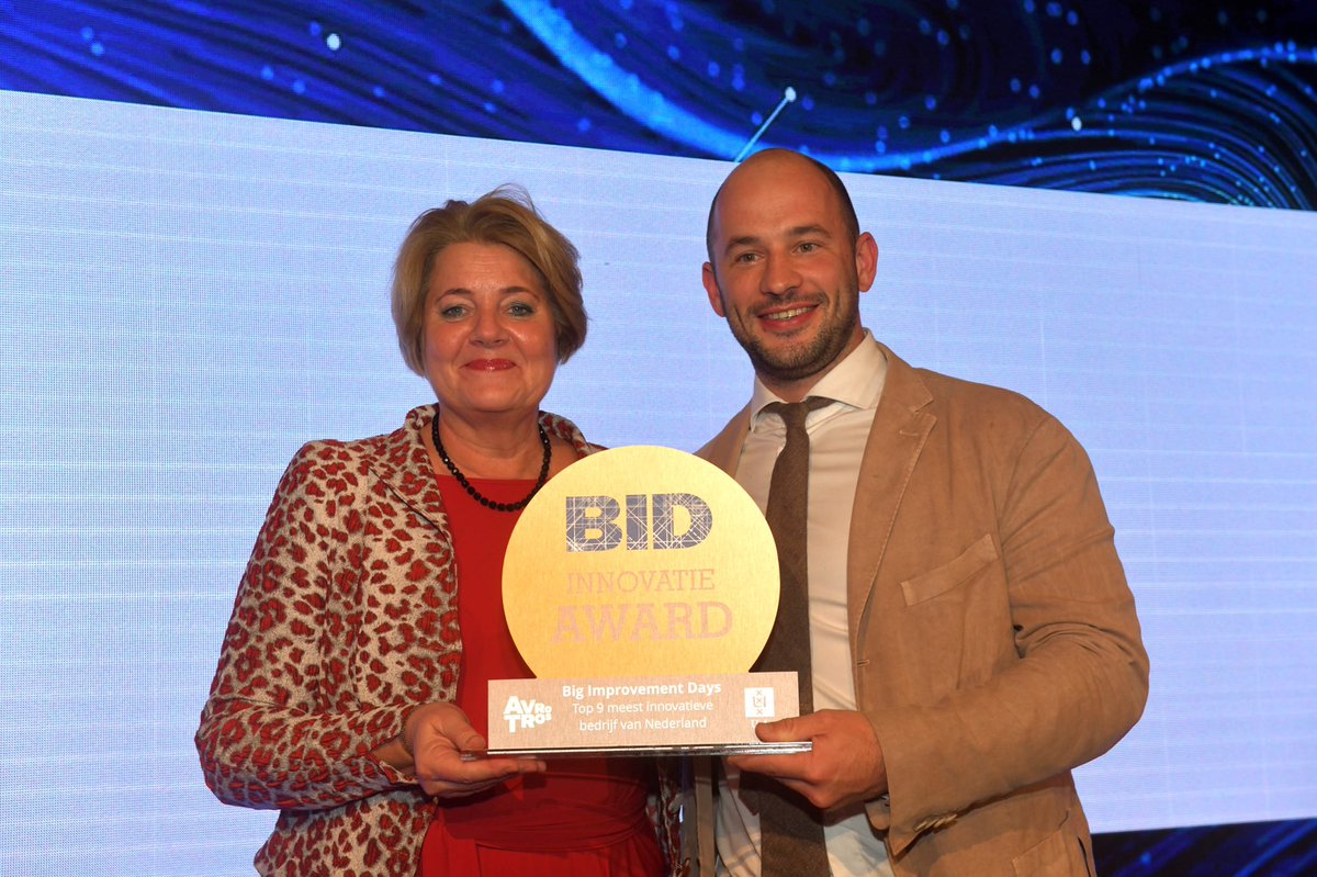 🏆 Gisteravond reikte waarnemend secretaris-generaal <a href="/GerdineKeijzer/">Gerdine Keijzer-Baldé</a> de #BigImprovementDay innovatieprijs uit aan <a href="/FLGrapperhaus/">FerdinandGrapperhaus</a> van @physee_tech. Zijn sensortechnologie maakt kantoorgebouwen duurzamer. Ook wordt tot 35 procent energie op verwarming en verlichting bespaard.