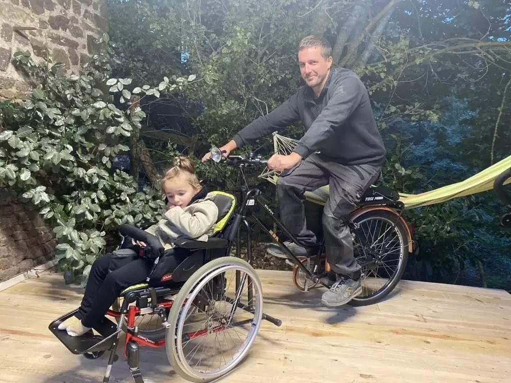 🇲🇫 Ce papa chaudronnier a fabriqué un vélo-fauteuil électrique pour que sa fille en situation de handicap puisse elle aussi partir en balade. Yves s’est aussi mis à fabriquer des vélos adaptés pour d’autres familles dans le besoin ! ❤️ (Sud Ouest)

📸 Bastien Lejot