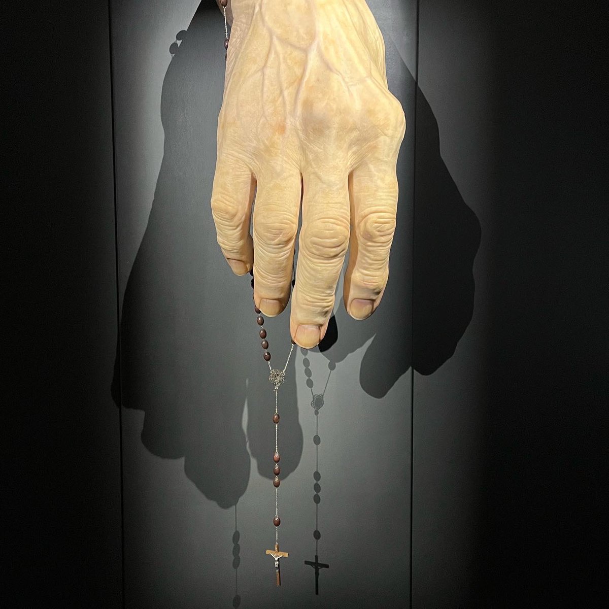 b_abba's tweet photo. Ceci n’est pas un corps…#hyperrealism @museemaillol
#paris #expo #maillolmuseum #ronmueck #valteradamcasotto #duanehanson #johndeandrea #georgesegal #berlindedebruyckere #mauriziocattelan #samjinks #caroleafeuerman #danielfirman #erwinwurm #melramos #robertgraham https://t.co/eMzzeeowpI