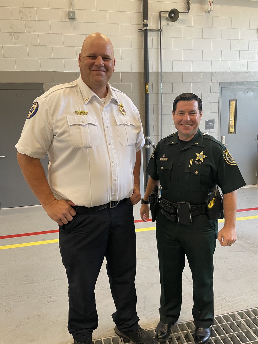 JamiFOX35's tweet photo. LIVE at Seminole County Fire Department Station 29 this morning for our Feeding First Responders with #GatorsDockside. Thank you for your service! @scfdpio @SeminoleSO @GoodDayOrlando @fox35orlando https://t.co/m4bnAYnbQF