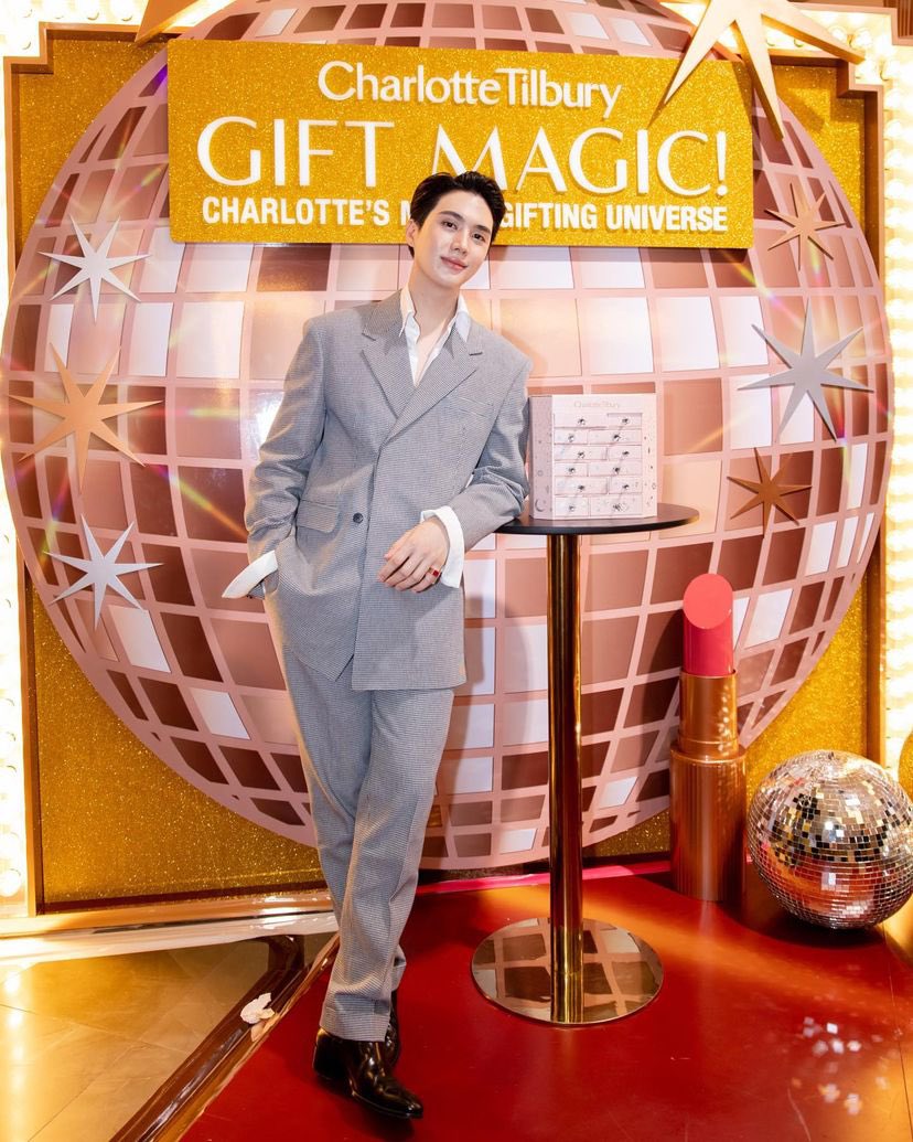 Innsarin_Bas's tweet photo. It’s Time to Celebrate✨
Charlotte’s Magic Gifting Universe
ดาราร่วมงานหรอเนี่ยนึกว่าเจ้าของซะอีก😁 พ่อเทพบุตรจุติมาเกิด💙 #innsarin #inpitar #อินสาริน
#CharlottetilburyTH #Charlottetilburyholiday #Giftmagic @Charlottetilbury https://t.co/XeuxSn7F5p