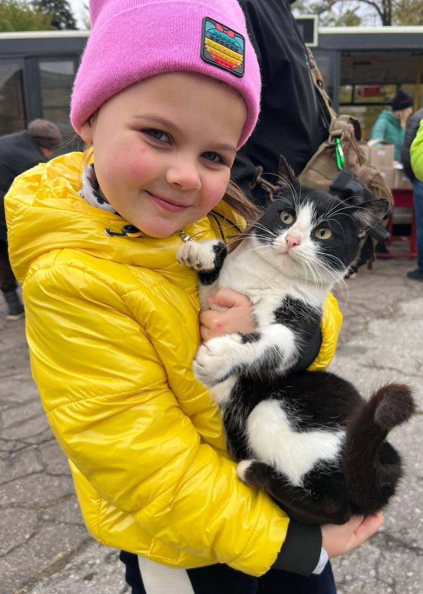 LorenzoTheCat's tweet photo. Waiting in line to pick up donated pet food in Kramatorsk, Ukraine. Go ahead, try not to smile. I dare you. Photo: @natemook ❤️🇺🇦🐱 https://t.co/vPEEguUTc5